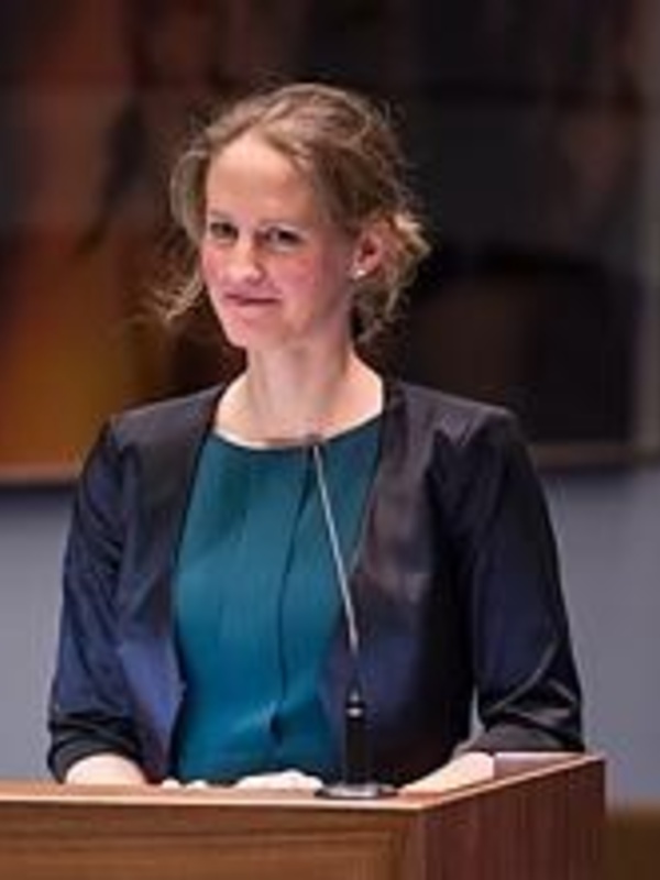 Dr Loes Rutten-Jacobs