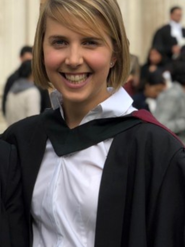  Robyn Macrae